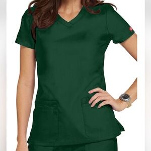 Multi Pocket V-Neck Top in Hunter Green color